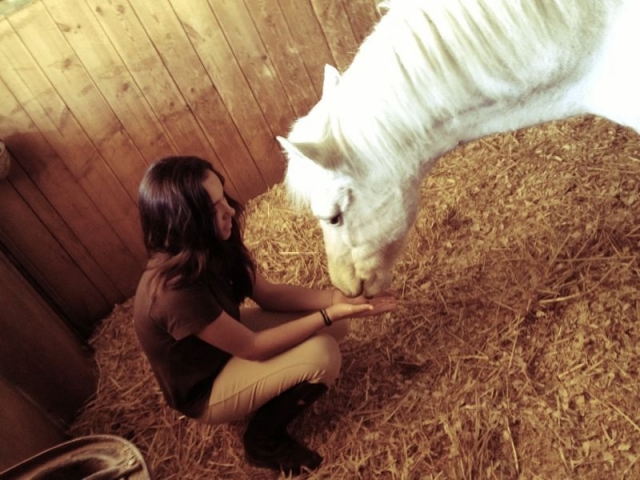 Paula con el caballo blanco